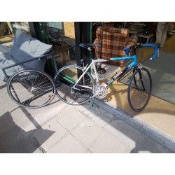 VELO DE COURSE + UNE ROUE DE RECHANGE 