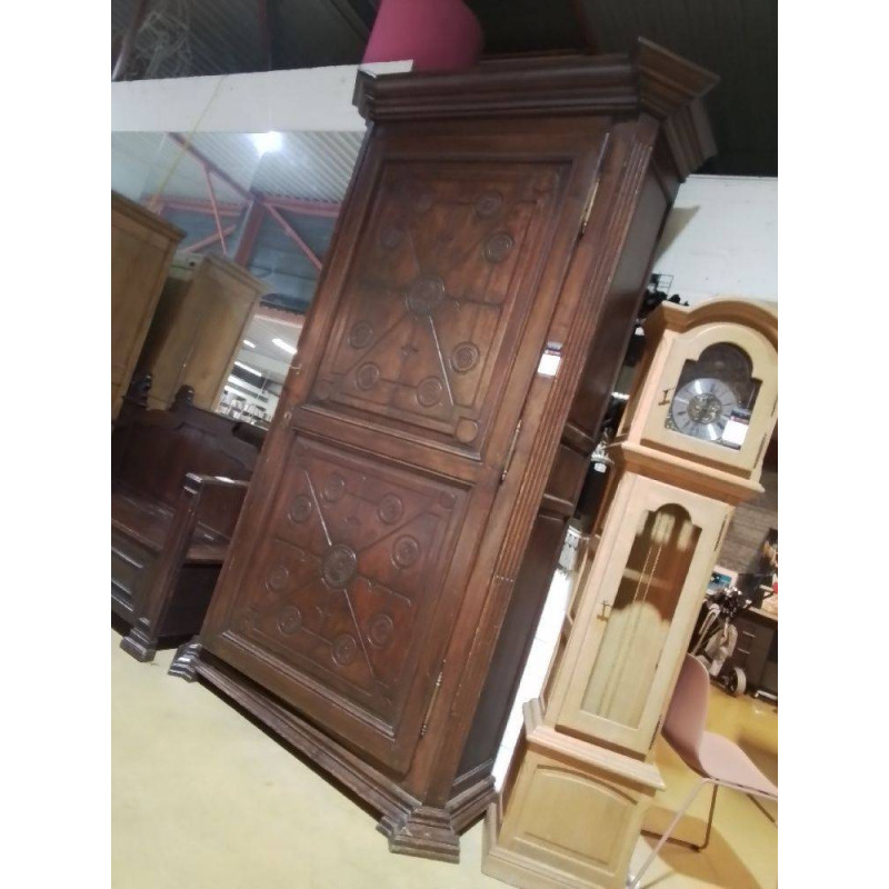 HOMME DEBOUT EN CHENE