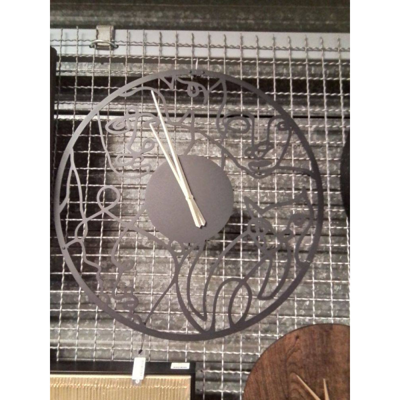 HORLOGE MURALE EN MÉTAL VISAGES 69CM NOIR
