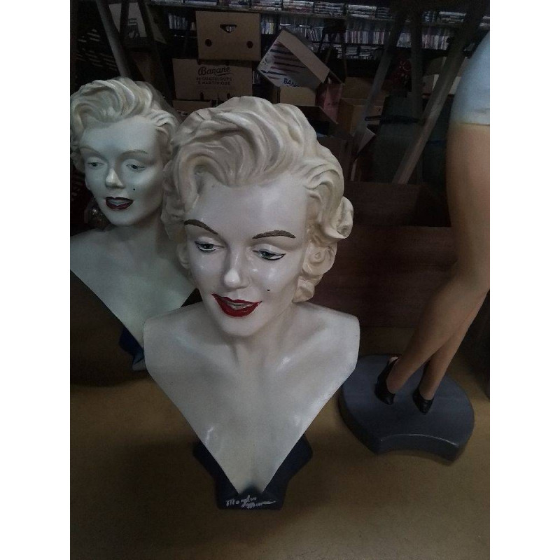 BUST M.M